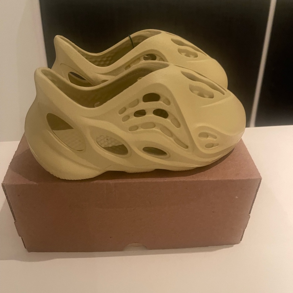 ❌SOLD❌Adidas Yeezy foam RNNR Sulfur size 9K (toddlers)
